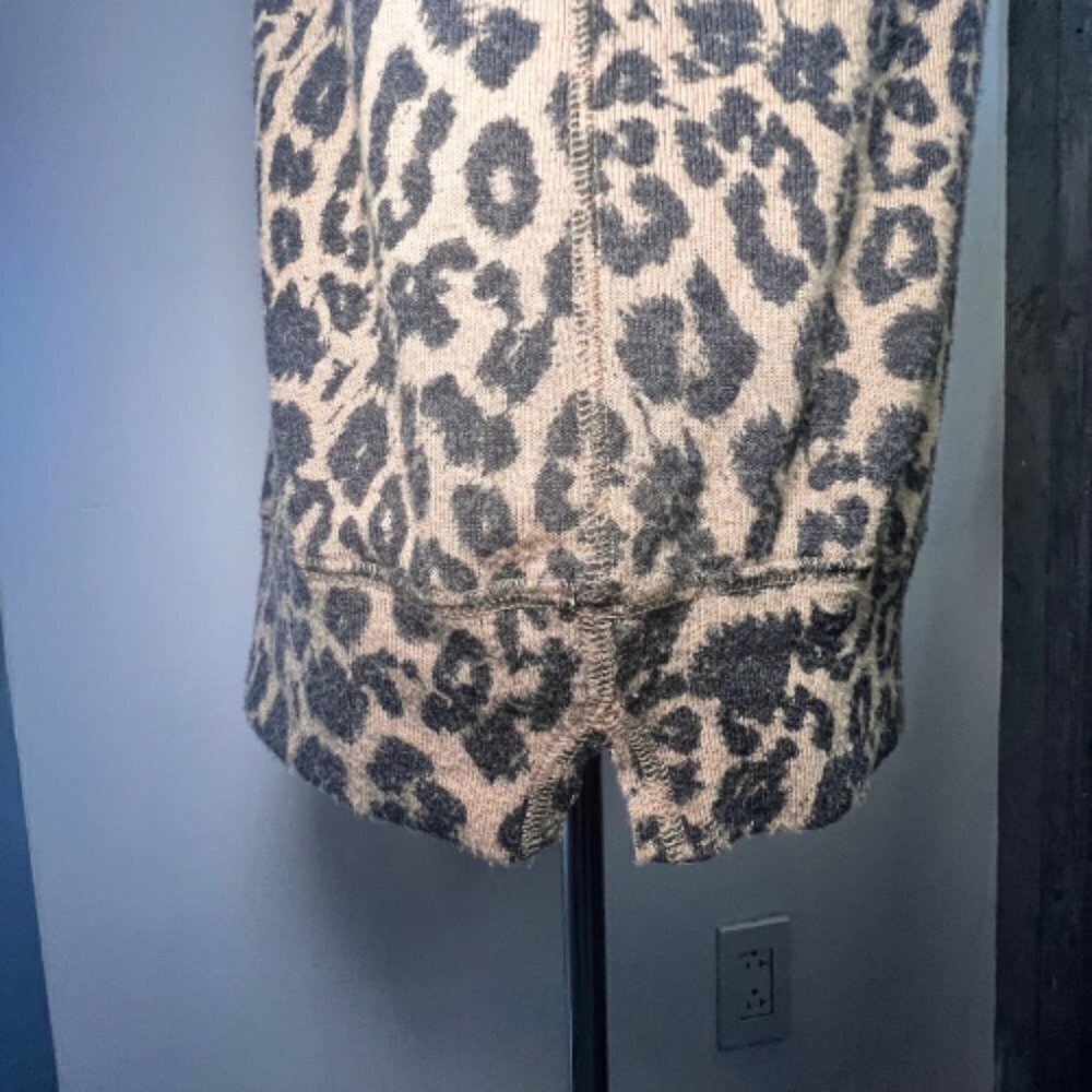 LNA Leopard Animal Print Raglan Brushed Knit Long Sleeve Top Size S - Picture 4 of 11